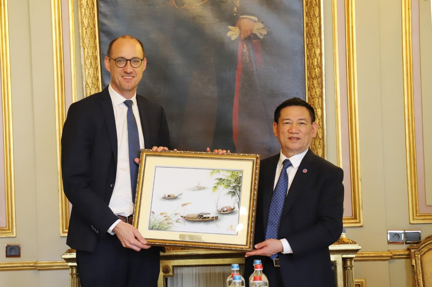 Bộ trưởng Hồ Đức Phớc tặng quà lưu niệm cho Phó Thủ tướng, kiêm Bộ trưởng Bộ Tài chính Bỉ Vincent Van Peterghem