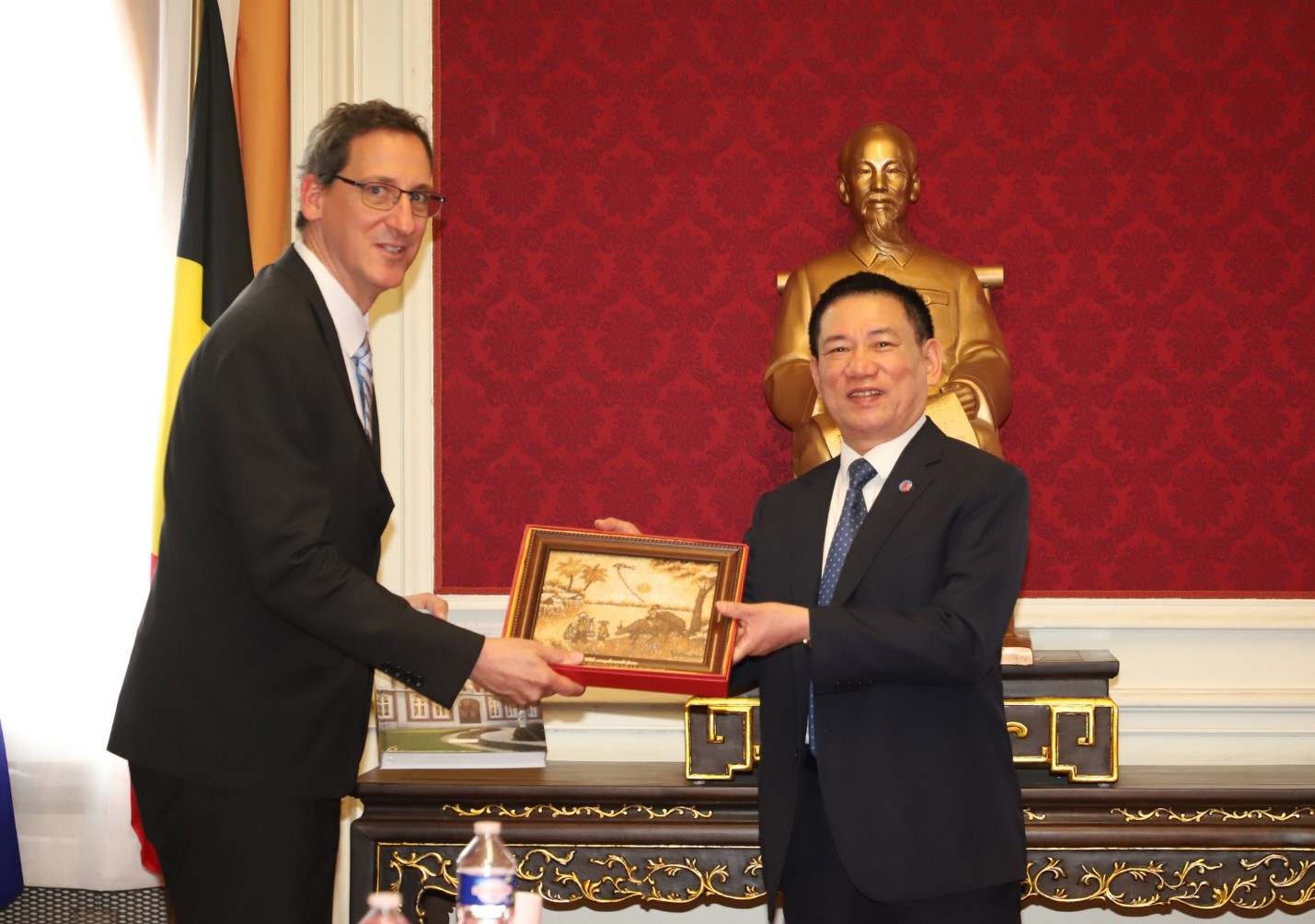 Bộ trưởng Hồ Đức Phớc tặng quà lưu niệm cho Tổng Giám đốc Francois Mitchell. 
