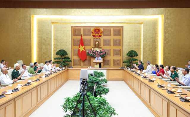 Thủ tướng Phạm Minh Ch&iacute;nh gặp mặt Đo&agrave;n đại biểu người c&oacute; c&ocirc;ng ti&ecirc;u biểu tỉnh Nam Định - Ảnh: VGP/Nhật Bắc