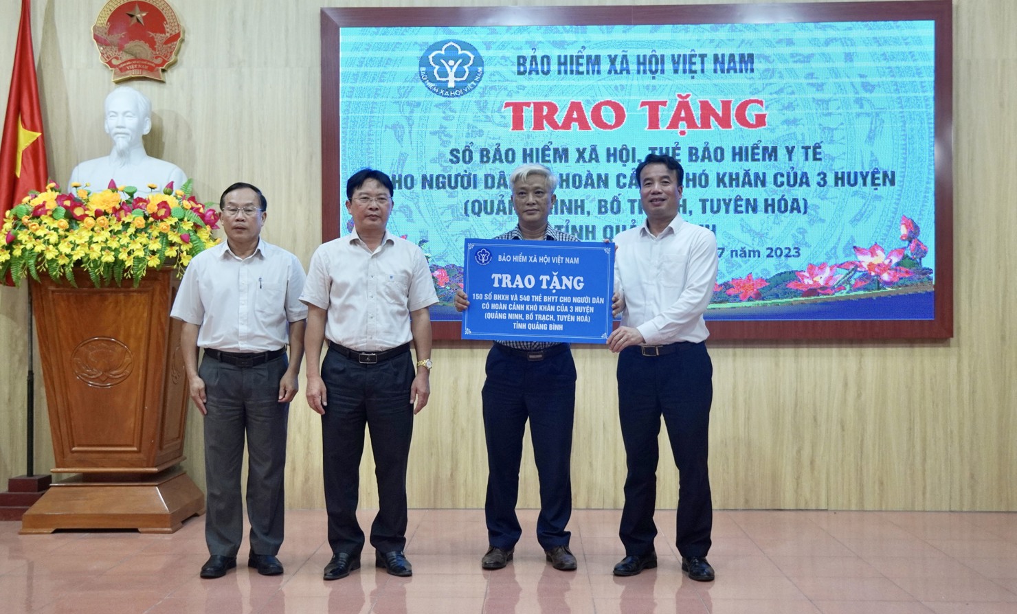 Tổng Gi&aacute;m đốc BHXH Việt Nam Nguyễn Thế Mạnh trao tặng 150 sổ BHXH v&agrave; 540 thẻ BHYT cho đại diện L&atilde;nh đạo tỉnh Quảng B&igrave;nh (ng&agrave;y 7/7/2023).