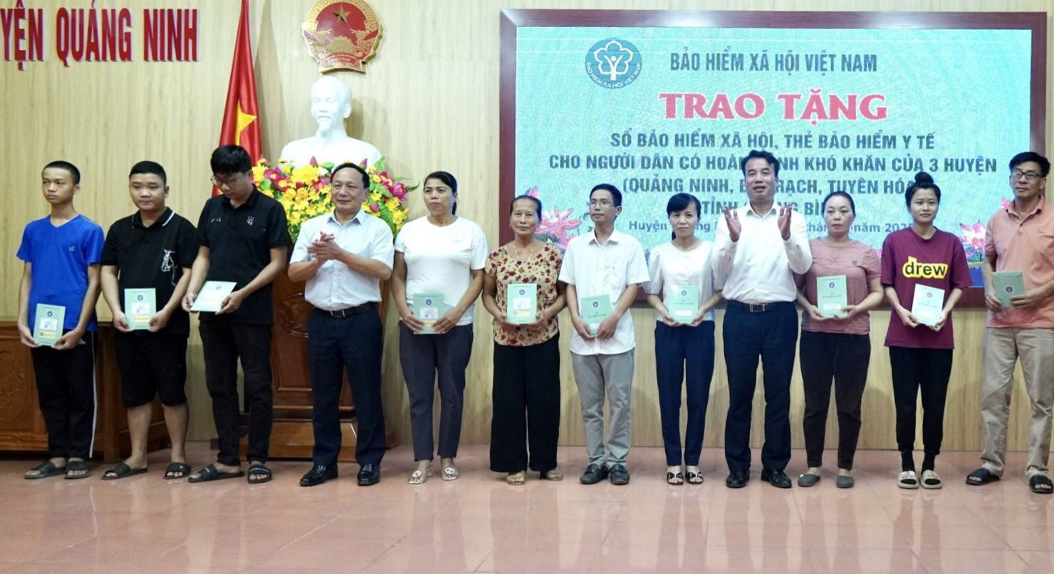 Tổng Gi&aacute;m đốc BHXH Việt Nam Nguyễn Thế Mạnh v&agrave; L&atilde;nh đạo tỉnh Quảng B&igrave;nh trao tặng sổ BHXH cho người d&acirc;n (ng&agrave;y 7/7/2023).