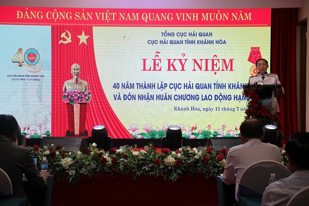 Phó Tổng Cục trưởng Tổng cục Hải quan Hoàng Việt Cường chúc mừng và đánh giá cao sự nỗ lực phấn dấu của các thế hệ cán bộ, công chức Cục Hải quan Khánh Hòa.