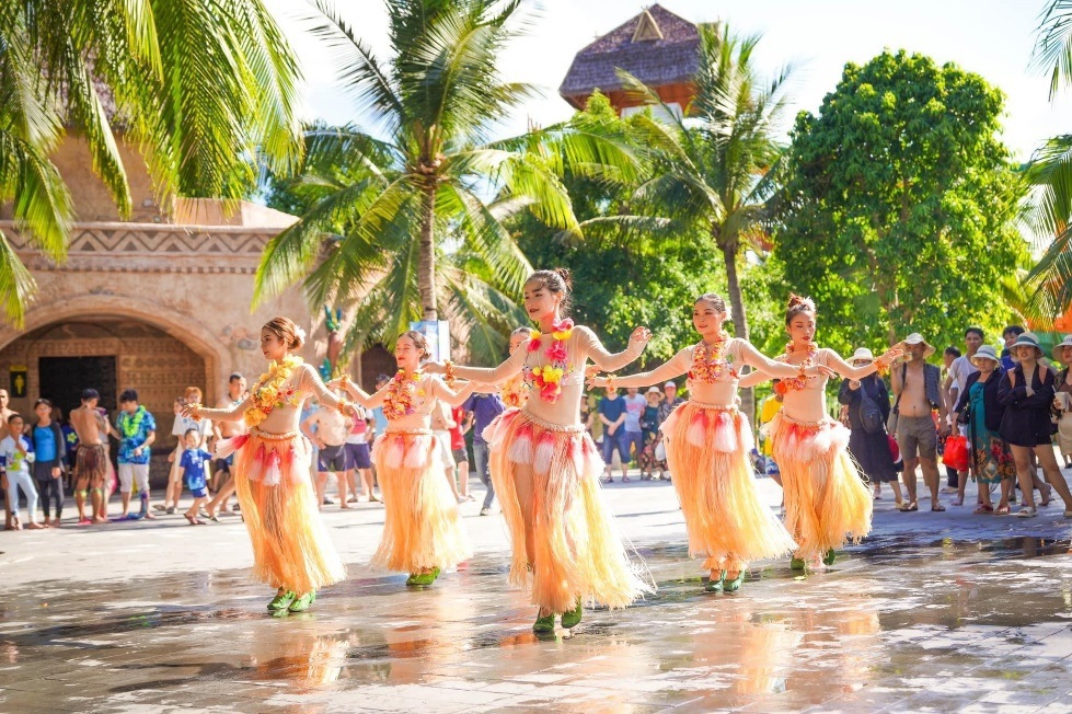 Những vũ điệu Hawaii nồng nhiệt, âm nhạc DJ sôi động tại sự kiện. Ảnh: VinWonders