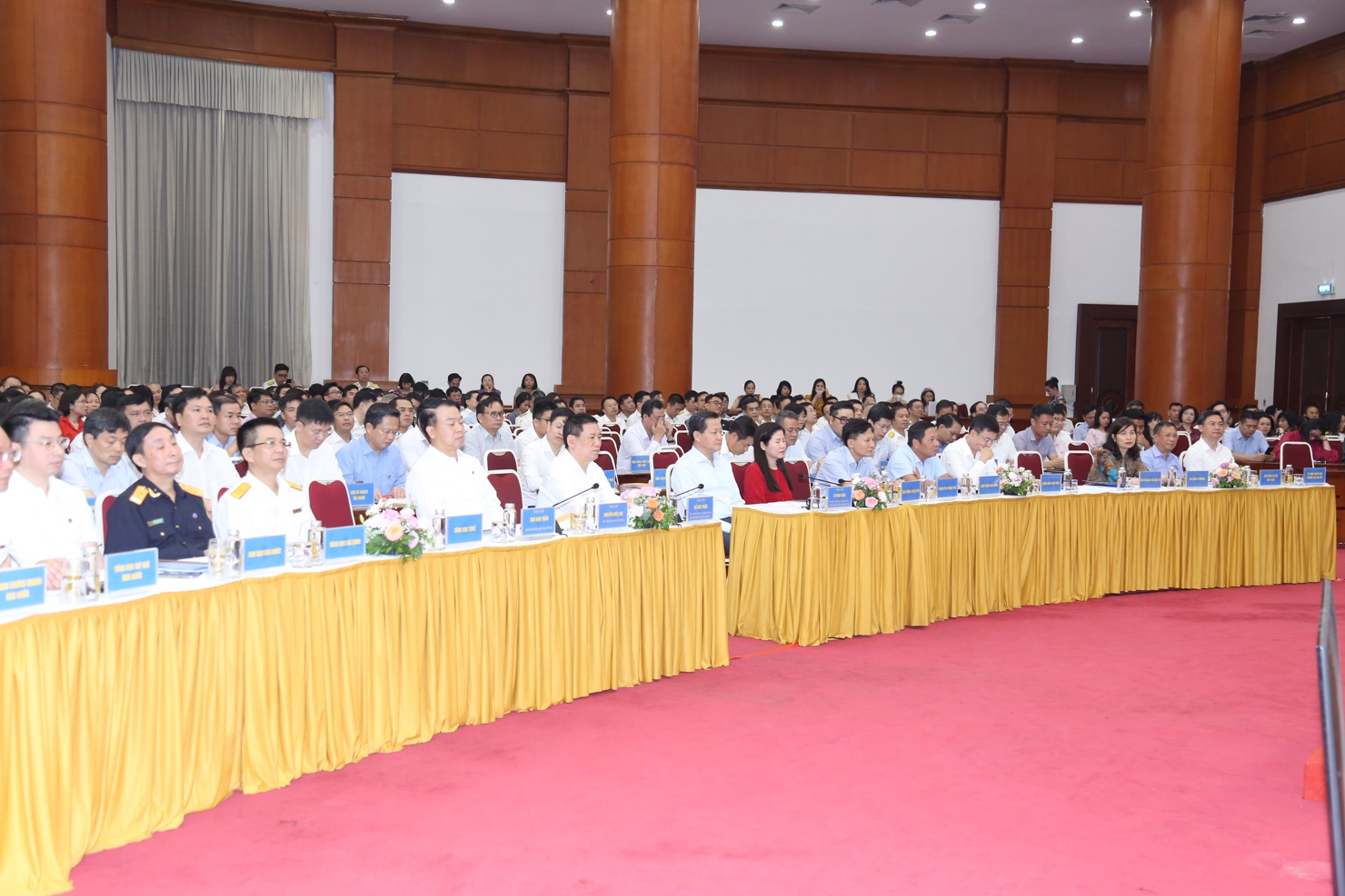 Ph&oacute; Thủ tướng Ch&iacute;nh phủ L&ecirc; Minh Kh&aacute;i, L&atilde;nh đạo Bộ T&agrave;i ch&iacute;nh v&agrave; c&aacute;c đại biểu tham dự Hội nghị. Ảnh: Văn Trường