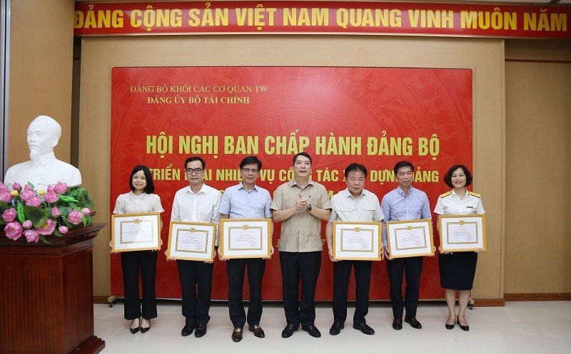 B&iacute; thư Đảng ủy, Thứ trưởng Bộ T&agrave;i ch&iacute;nh Cao Anh Tuấn trao tặng Giấy khen cho 6 c&aacute; nh&acirc;n c&oacute; th&agrave;nh t&iacute;ch xuất sắc trong thực hiện Kết luận số 01-KT/TW của Bộ Ch&iacute;nh trị. &nbsp;&nbsp;
