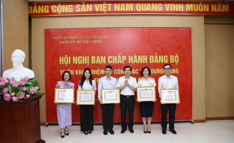 Đồng ch&iacute; Nguyễn Quang Trường - Ph&oacute; B&iacute; thư Đảng ủy Khối c&aacute;c cơ quan Trung ương trao tặng Giấy khen cho 5 tập thể thuộc Đảng bộ Bộ T&agrave;i ch&iacute;nh c&oacute; th&agrave;nh t&iacute;ch xuất sắc trong thực hiện Kết luận số 01-KT/TW của Bộ Ch&iacute;nh trị. &nbsp;&nbsp;