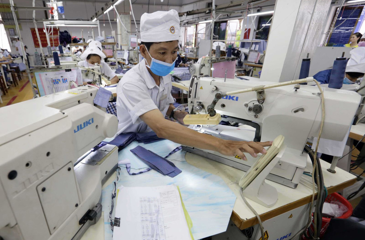 Khuyến kh&iacute;ch doanh nghiệp giảm ph&aacute;t thải kh&iacute; nh&agrave; k&iacute;nh, tiết kiệm năng lượng, ph&aacute;t triển m&ocirc; h&igrave;nh sản xuất th&acirc;n thiện m&ocirc;i trường.