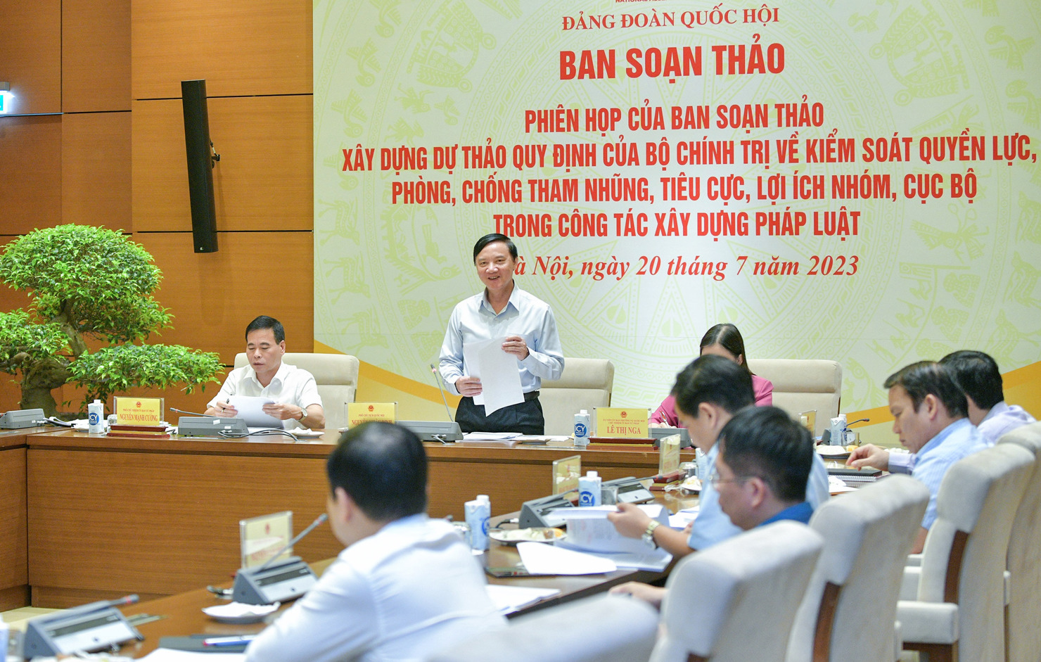  Phó Chủ tịch Quốc hội Nguyễn Khắc Định chủ trì phiên họp.
