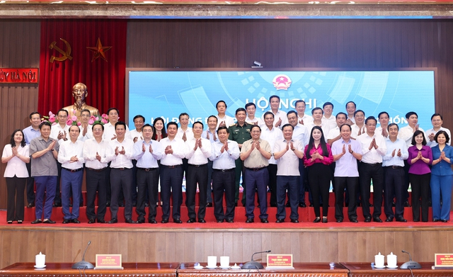Thủ tướng chụp ảnh lưu niệm với c&aacute;c đại biểu đại diện cho c&aacute;c bộ, ng&agrave;nh, địa phương tham dự hội nghị - Ảnh: VGP/Nhật Bắc