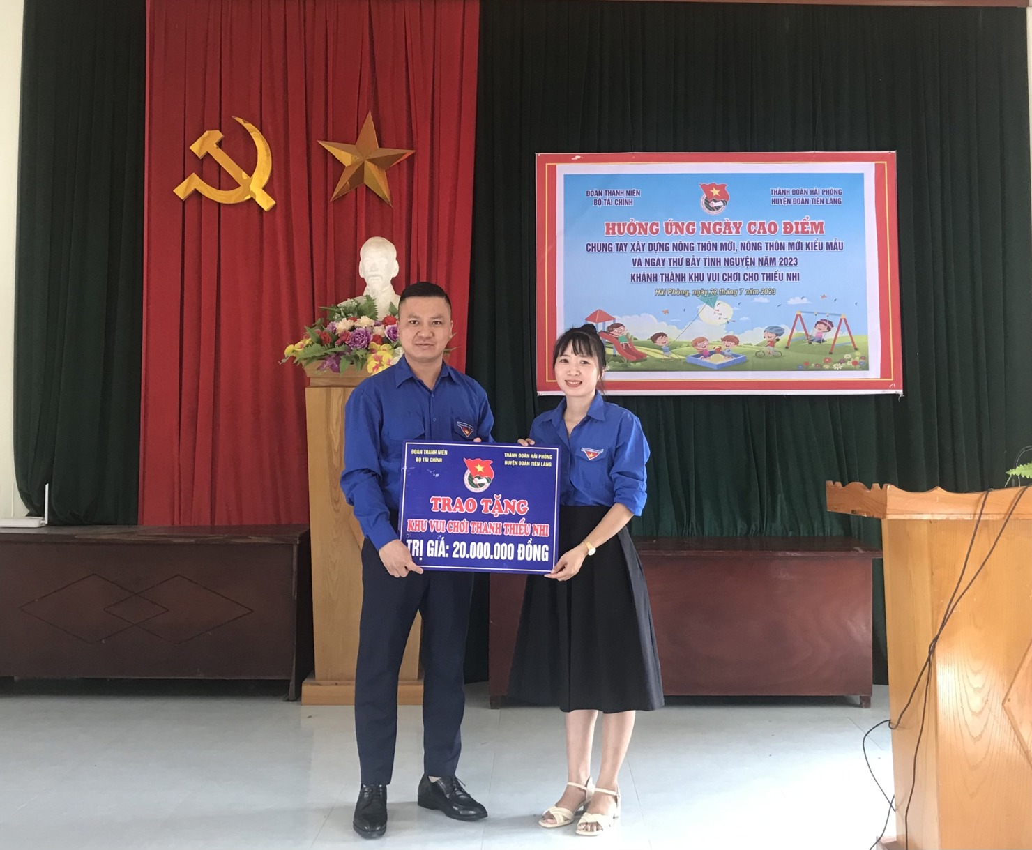 Bí thư Lê Đôn trao tặng kinh phí hỗ trợ xây dựng sân chơi thiếu nhi.