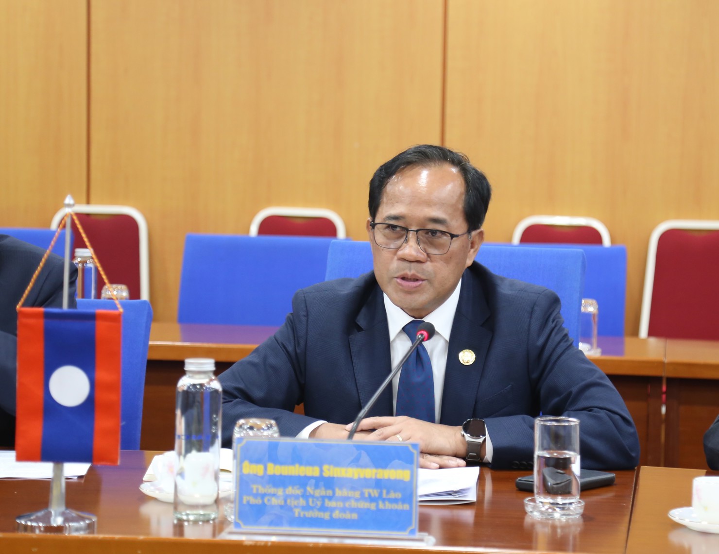 &Ocirc;ng Bounleua Sinxayvoravong &ndash; Thống đốc Ng&acirc;n h&agrave;ng Trung ương L&agrave;o, Ph&oacute; Chủ tịch Ủy ban Chứng kho&aacute;n L&agrave;o cảm ơn sự tiếp đ&oacute;n chu đ&aacute;o của Bộ T&agrave;i ch&iacute;nh Việt Nam.