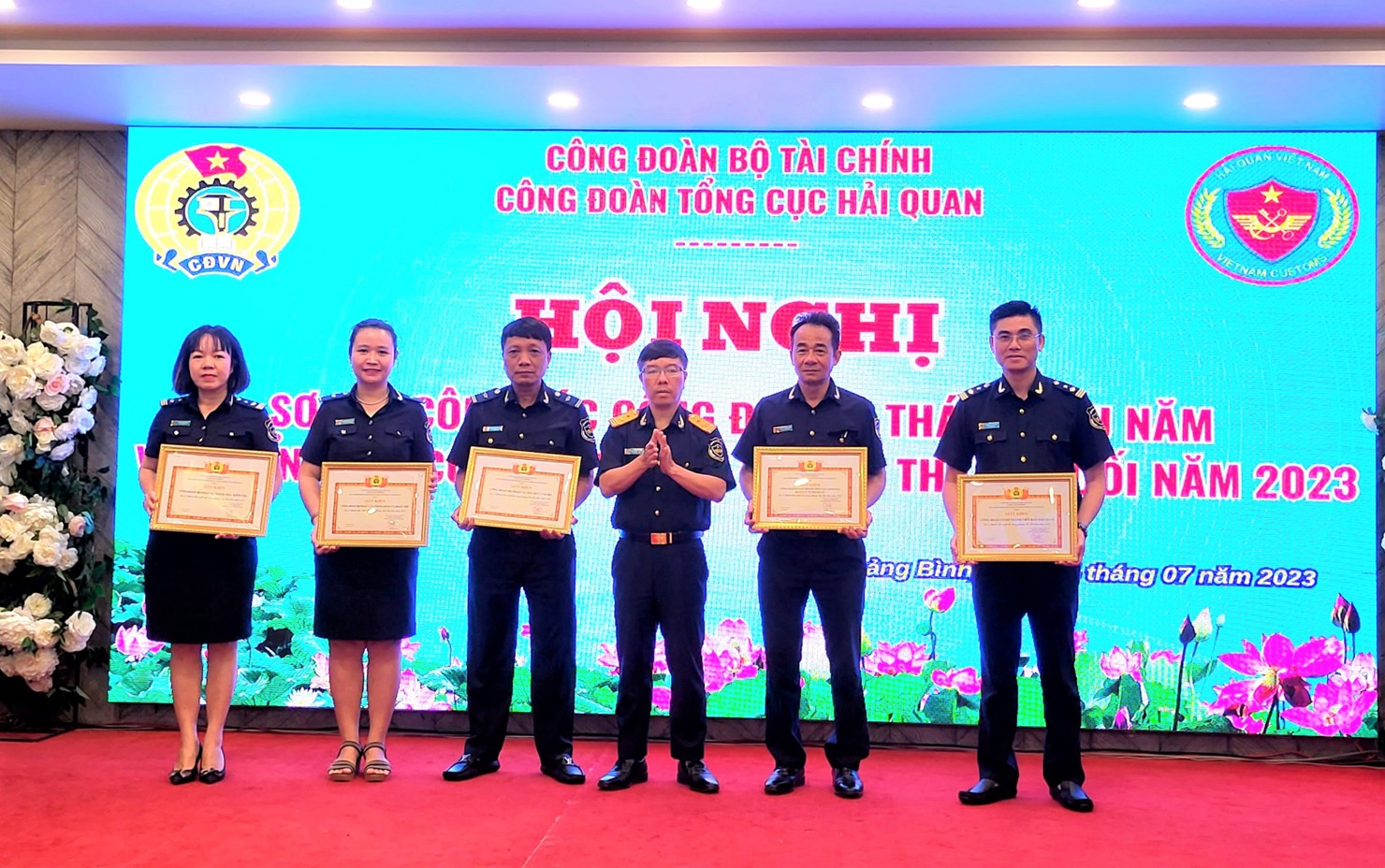 Chủ tịch Công đoàn Tổng cục Hải quan Lưu Mạnh Tưởng trao Bằng khen của Công đoàn Tổng cục cho các đoàn viên công đoàn có thành tích xuất sắc.