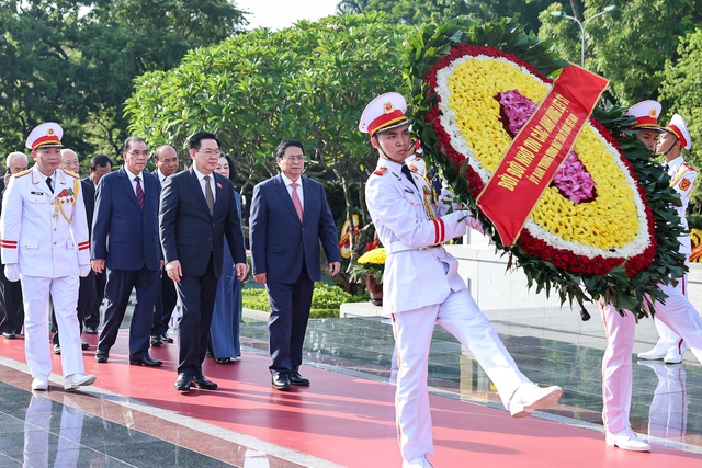 S&aacute;ng 27/7, Đo&agrave;n Đại biểu Ban Chấp h&agrave;nh Trung ương Đảng, Quốc hội, Nh&agrave; nước, Ch&iacute;nh phủ, Ủy ban Trung ương MTTQ Việt Nam đặt v&ograve;ng hoa, d&acirc;ng hương tưởng niệm c&aacute;c anh h&ugrave;ng liệt sĩ tại Đ&agrave;i tưởng niệm c&aacute;c anh h&ugrave;ng liệt sĩ v&agrave; đặt v&ograve;ng hoa, v&agrave;o Lăng viếng Chủ tịch Hồ Ch&iacute; Minh - Ảnh: VGP/Nhật Bắc