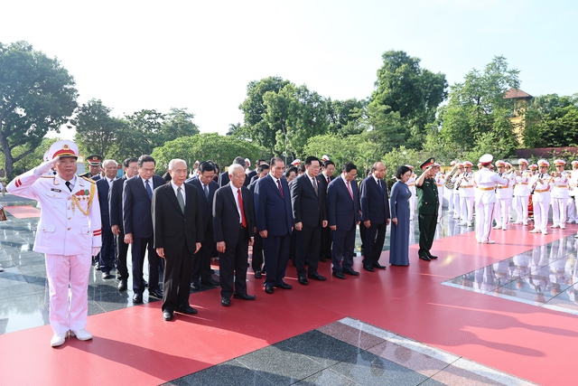 Trong kh&ocirc;ng kh&iacute; trang nghi&ecirc;m, th&agrave;nh k&iacute;nh, c&aacute;c đại biểu nghi&ecirc;ng m&igrave;nh tưởng nhớ những người con ưu t&uacute; của d&acirc;n tộc - Ảnh: VGP/Nhật Bắc