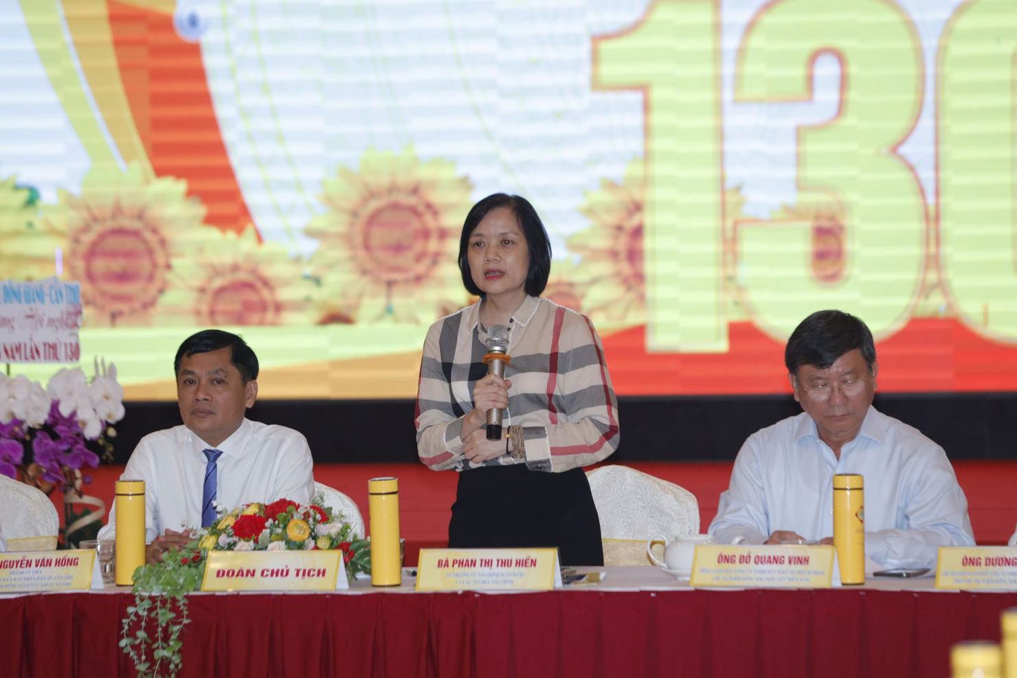 B&agrave; Phan Thị Thu Hiền - Vụ trưởng Vụ T&agrave;i ch&iacute;nh c&aacute;c ng&acirc;n h&agrave;ng v&agrave; Tổ chức t&agrave;i ch&iacute;nh, đại diện Bộ T&agrave;i ch&iacute;nh ph&aacute;t biểu tại Hội nghị.
