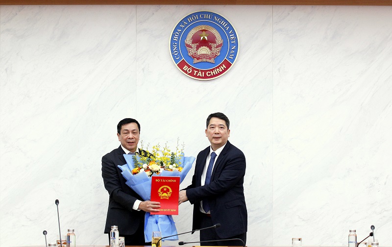 Bí thư Đảng ủy, Thứ trưởng Bộ Tài chính Cao Anh Tuấn trao quyết định nghỉ hưu theo chế độ cho đồng chí Nguyễn Hữu Thân.