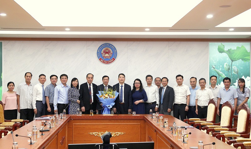 Lãnh đạo Bộ Tài chính và đại diện lãnh đạo các đơn vị chụp ảnh lưu niệm cùng đồng chí Nguyễn Hữu Thân.