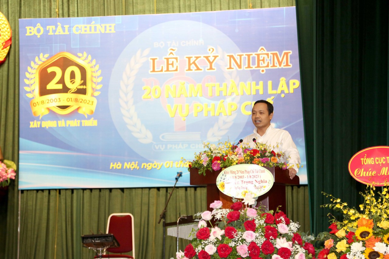 Thứ trưởng Bộ Tư pháp Trần Tiến Dũng đánh giá cao sự nỗ lực, phấn đấu và những thành tích, đóng góp của Vụ Pháp chế (Bộ Tài chính). Ảnh: Đức Minh.