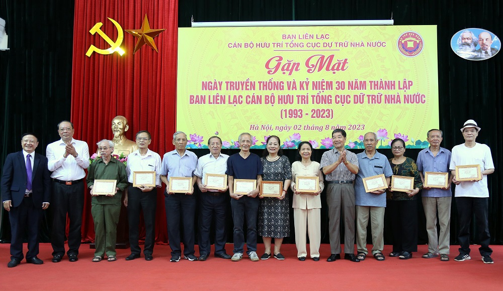 Trưởng Ban Liên lạc cán bộ hưu trí Bộ Tài chính Trần Văn Tá và Quyền Tổng cục trưởng Vũ Xuân Bách trao Mừng thọ cho 11 hội viên.