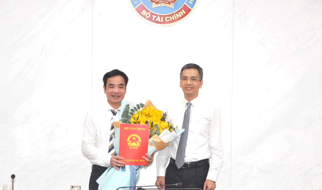 Thứ trưởng Võ Thành Hưng trao Quyết định bổ nhiệm cho ông Vũ Hồng Hải.