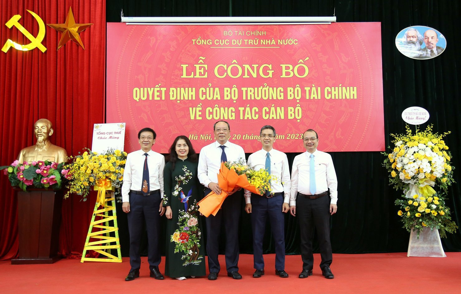 Thứ trưởng Bộ Tài chính Võ Thành Hưng chụp ảnh lưu niệm cùng tập thể Ban Lãnh đạo Tổng cục DTNN.