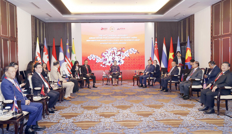 Chủ tịch Quốc hội Vương Đình Huệ và các Trưởng đoàn tham dự Đại hội đồng AIPA – 44 chào xã giao Chủ tịch Hạ viện Indonesia, Chủ tịch AIPA 2023 Puan Maharani. Ảnh: Doãn Tấn 