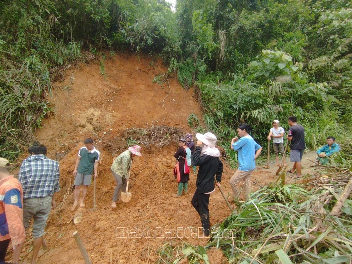 Nhân dân các xã trên địa bàn huyện Phong Thổ, tỉnh Lai Châu dọn đất bị sạt lở ra đường, thông tuyến đảm bảo giao thông đi lại. Ảnh: baolaichau.vn