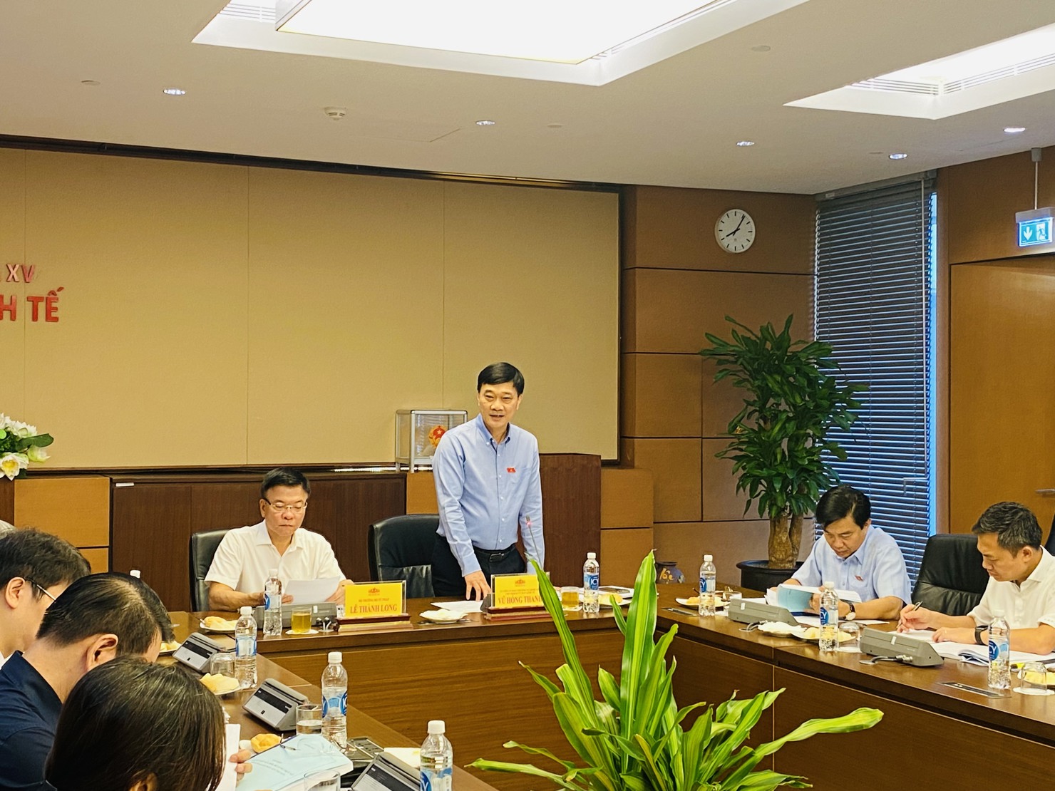 Chủ nhiệm Ủy ban Kinh tế Vũ Hồng Thanh chủ trì phiên họp.