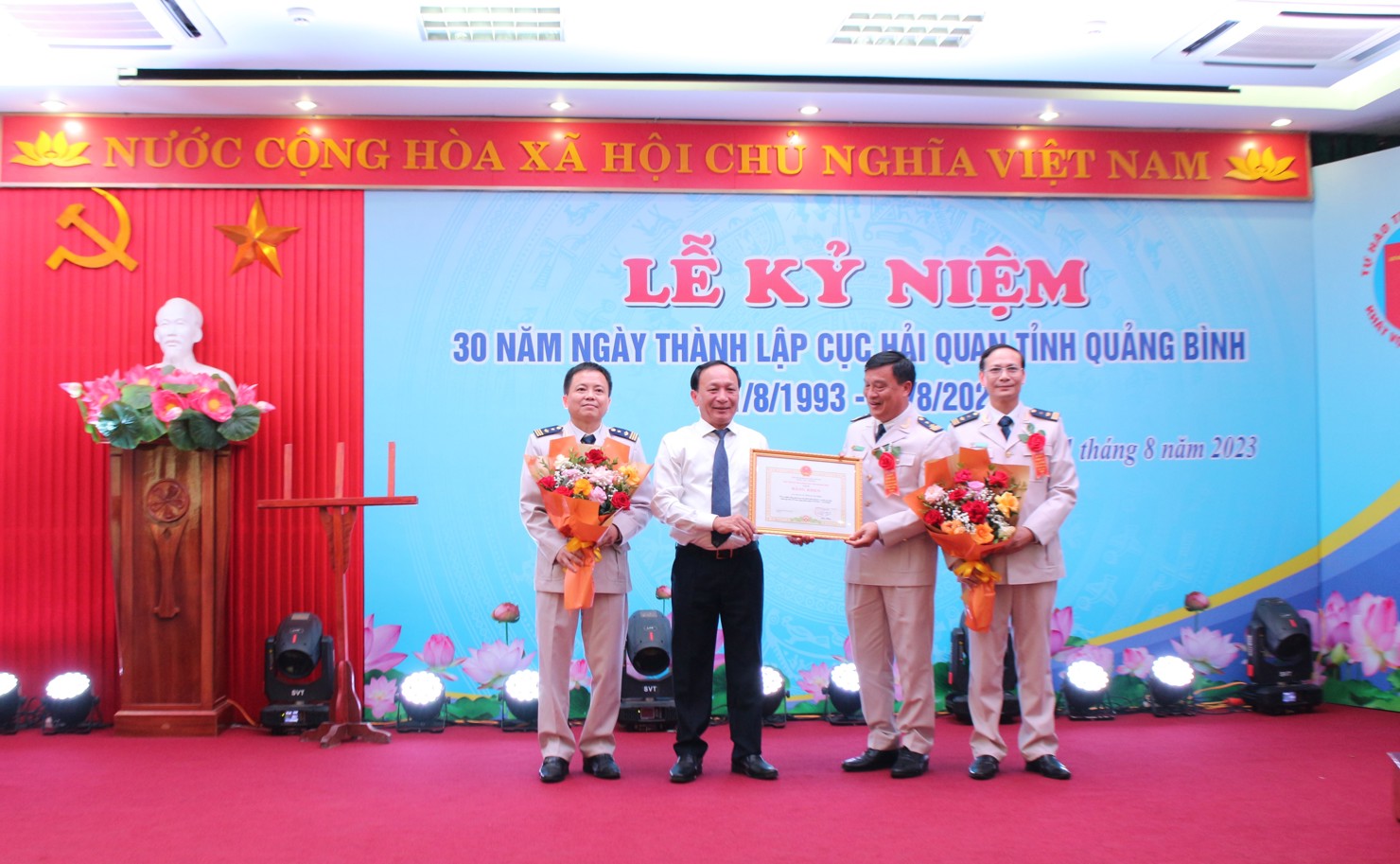 Chủ tịch HĐND tỉnh Quảng Bình Trần Hải Châu đã trao tặng Bằng khen của Chủ tịch UBND Tỉnh cho Cục Hải quan tỉnh Quảng Bình.