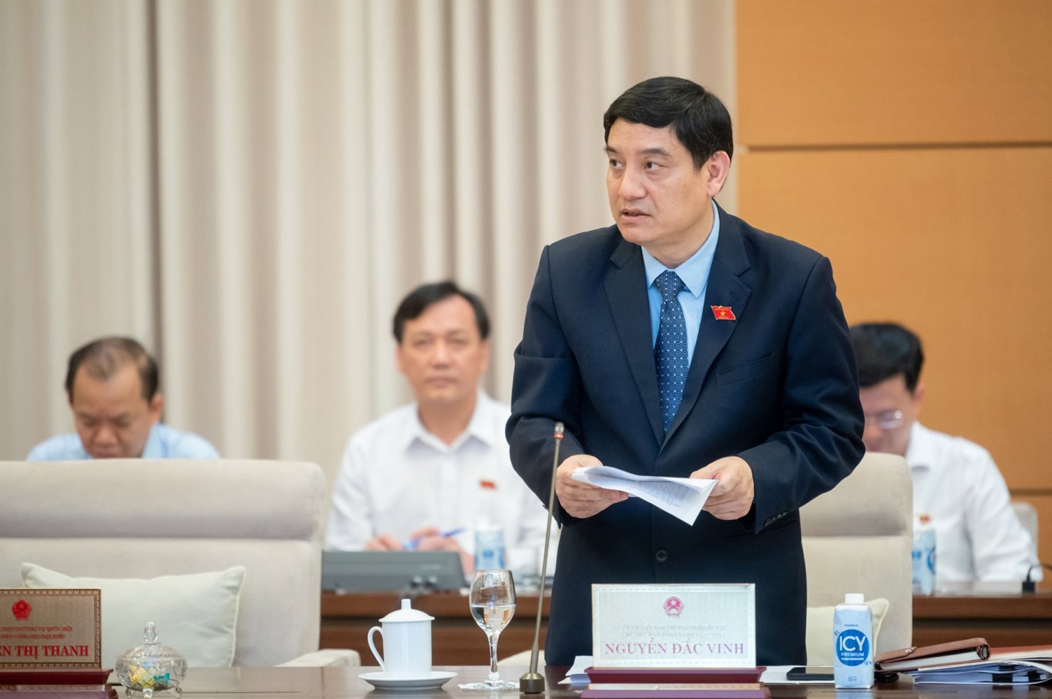 Chủ nhiệm Ủy ban Văn hóa, Giáo dục Nguyễn Đắc Vinh - Phó Trưởng đoàn Thường trực Đoàn giám sát chuyên đề trình bày Báo cáo kết quả giám sát chuyên đề.