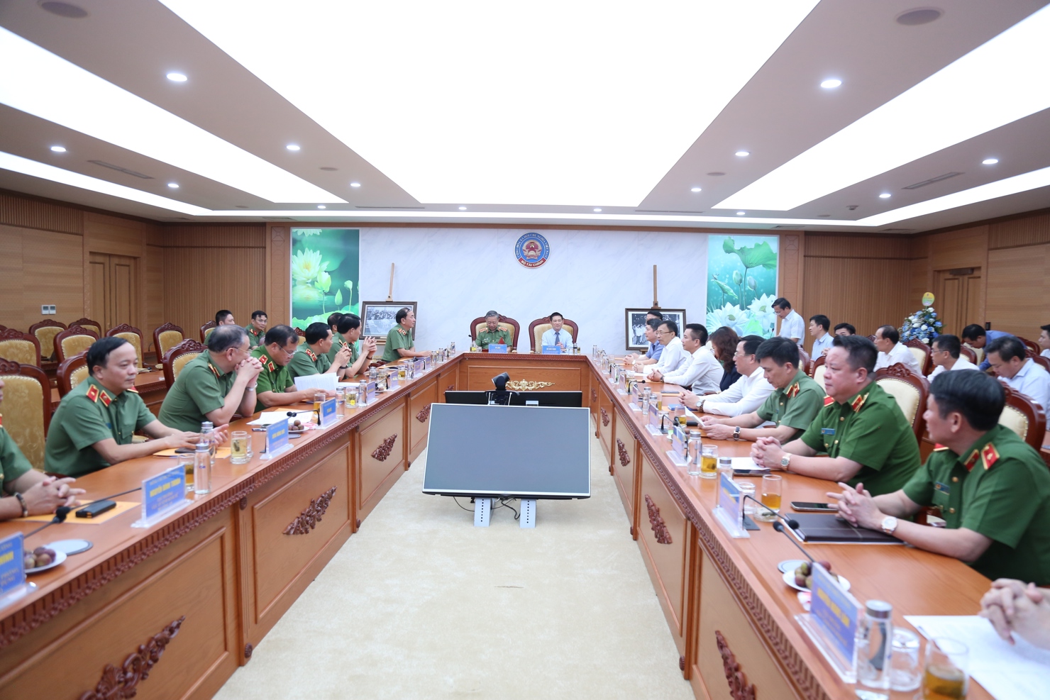 Quang cảnh hội nghị. Ảnh: Gia H&acirc;n