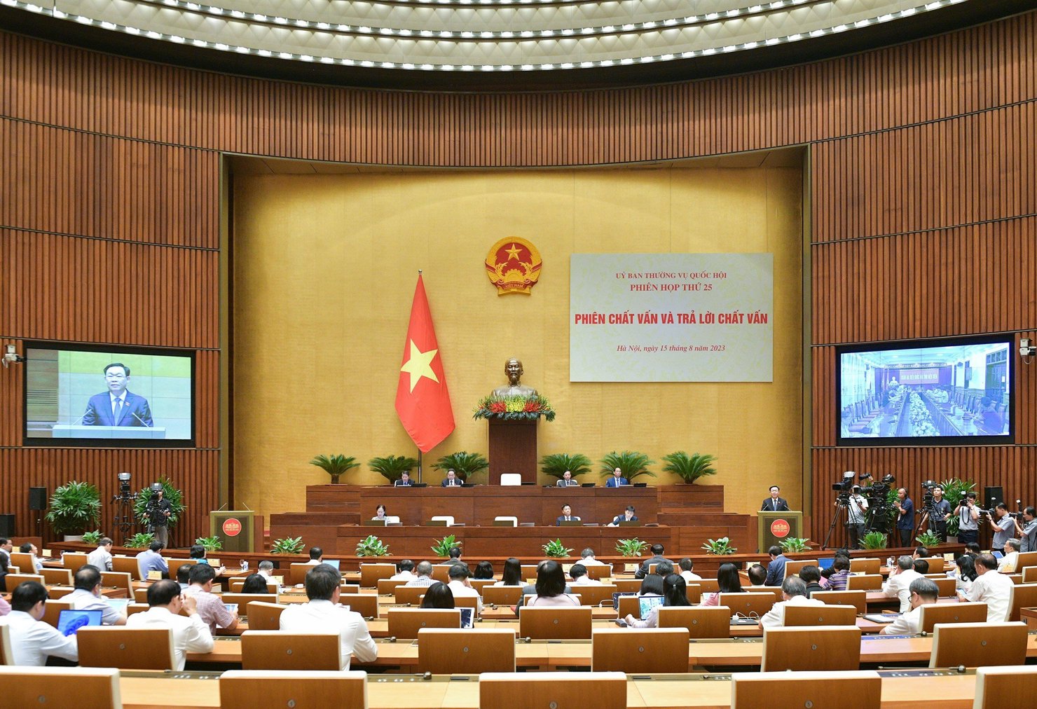 Quang cảnh Phiên chất vấn và trả lời chất vấn.