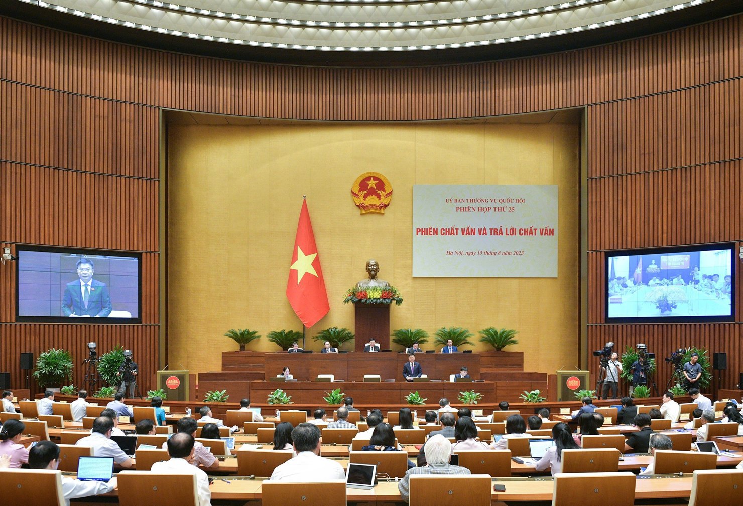 Quang cảnh Phiên chất vấn.