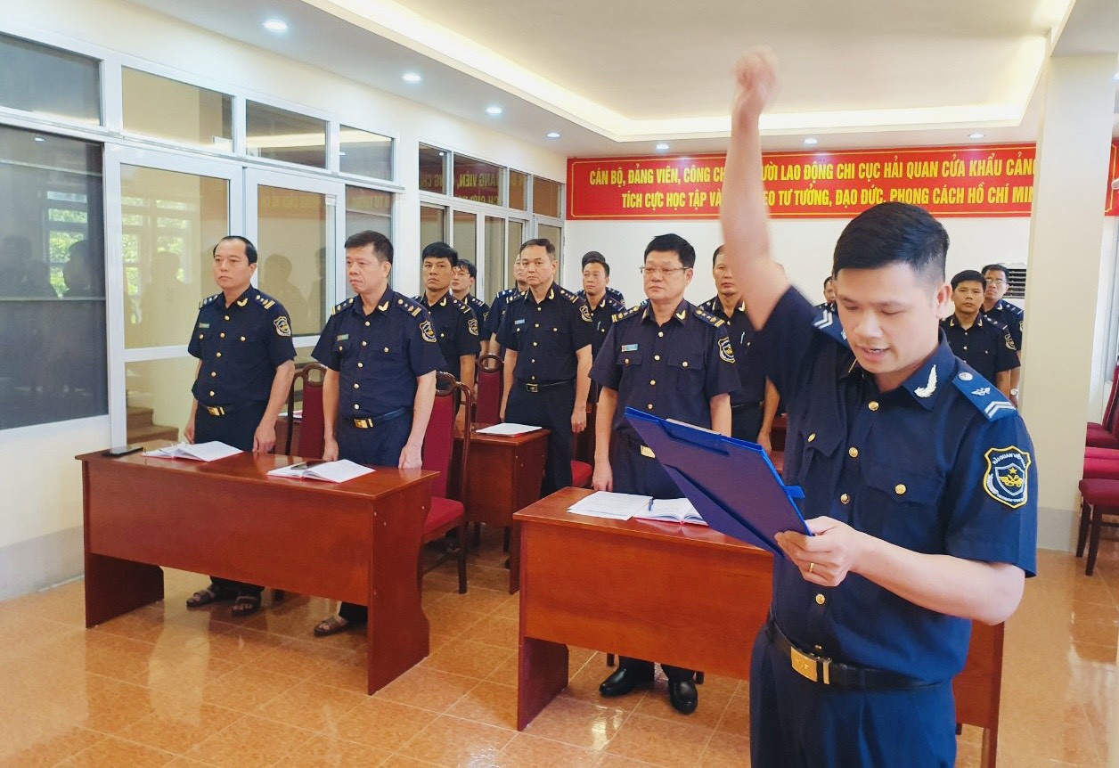 Chi bộ Chi cục Hải quan cửa khẩu cảng Vạn Gia luôn quan tâm phát triển đảng viên.
