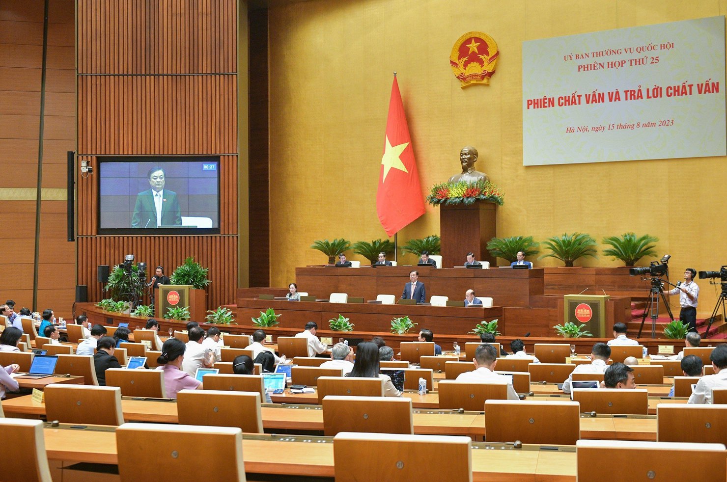Bộ trưởng Lê Minh Hoan đăng đàn trả lời chất vấn tại Phiên họp thứ 25 của Uỷ ban Thường vụ Quốc hội.