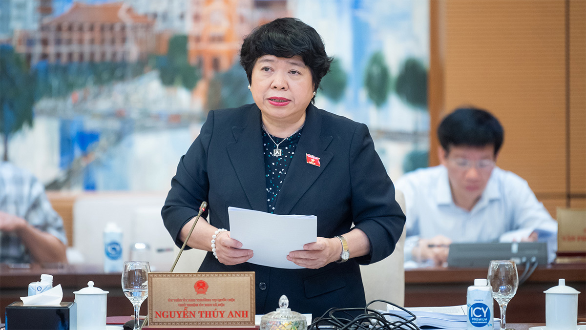 Chủ nhiệm Ủy ban Xã hội Nguyễn Thúy Anh trình bày Báo cáo thẩm tra dự án Luật Bảo hiểm xã hội (sửa đổi) tại Phiên họp.