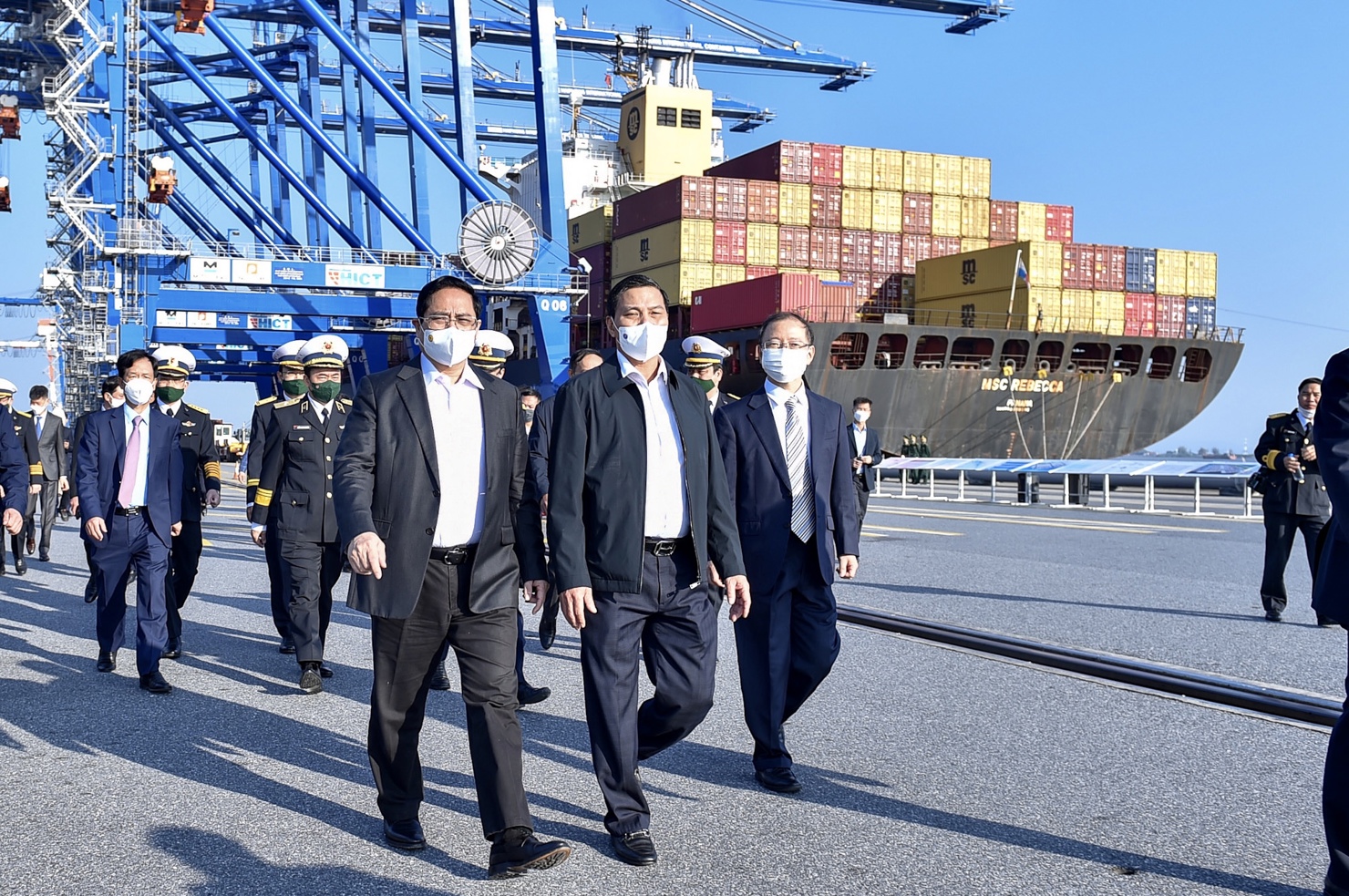 Ủy viên Bộ Chính trị, Thủ tướng Chính phủ Phạm Minh Chính thị sát cảng container quốc tế Lạch Huyện, thành phố Hải Phòng. Ảnh: VGP