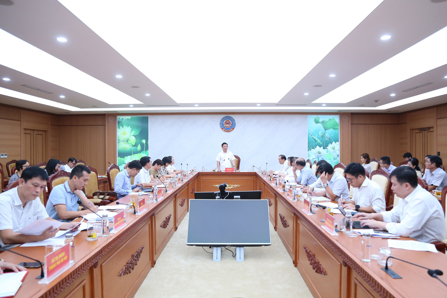 Quang cảnh cuộc họp. Ảnh: Gia H&acirc;n