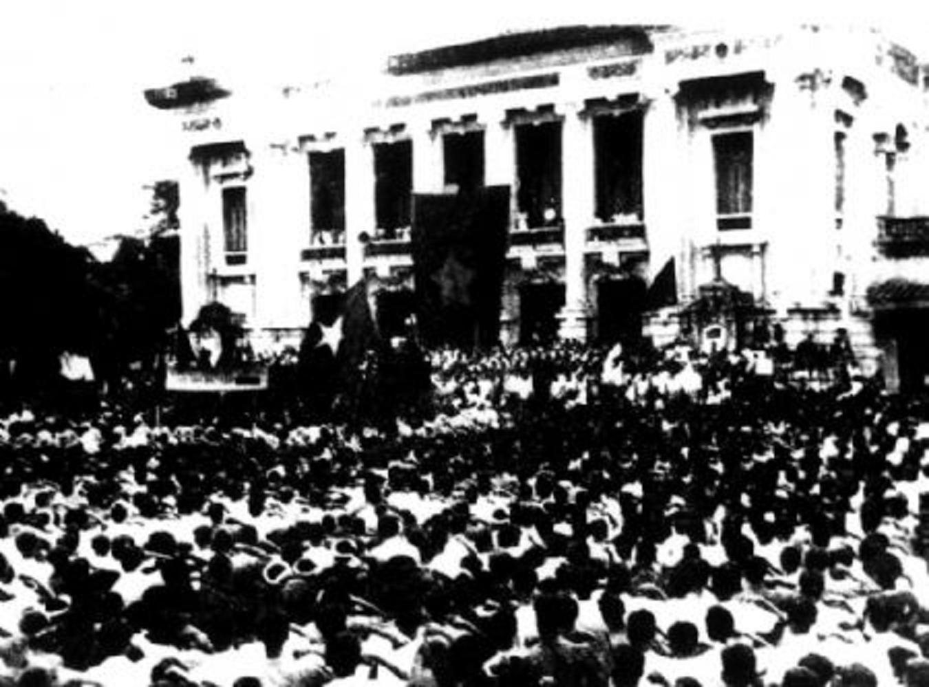 Mít-tinh tại Nhà hát Lớn Hà Nội để giành chính quyền ngày 19/8/1945. Ảnh: Tư liệu lịch sử