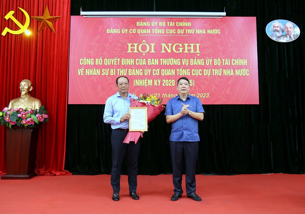 Bí thư Đảng ủy, Thứ trưởng Bộ Tài chính Cao Anh Tuấn trao Quyết định chỉ định đồng chí Vũ Xuân Bách - Quyền Tổng cục trưởng giữ chức Bí thư Đảng ủy cơ quan Tổng cục DTNN.