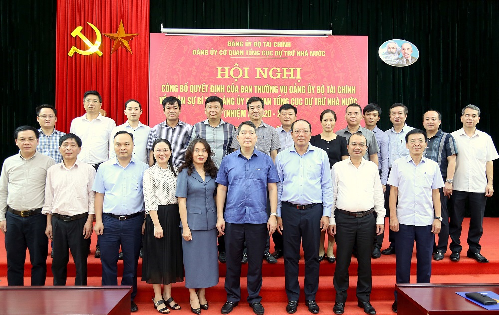 Các đại biểu chụp ảnh lưu niệm cùng tân Bí thư Đảng ủy cơ quan Tổng cục DTNN Vũ Xuân Bách.