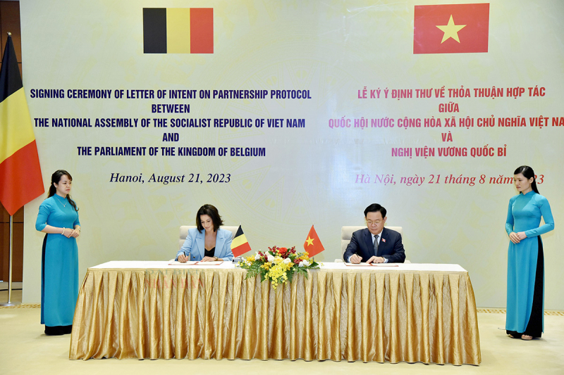 Chủ tịch Quốc hội Vương Đình Huệ và Chủ tịch Thượng viện Vương quốc Bỉ Stéphanie D'Hose đã ký ý định thư hợp tác giữa Quốc hội Việt Nam và Nghị viện Bỉ. Ảnh: Lâm Hiển