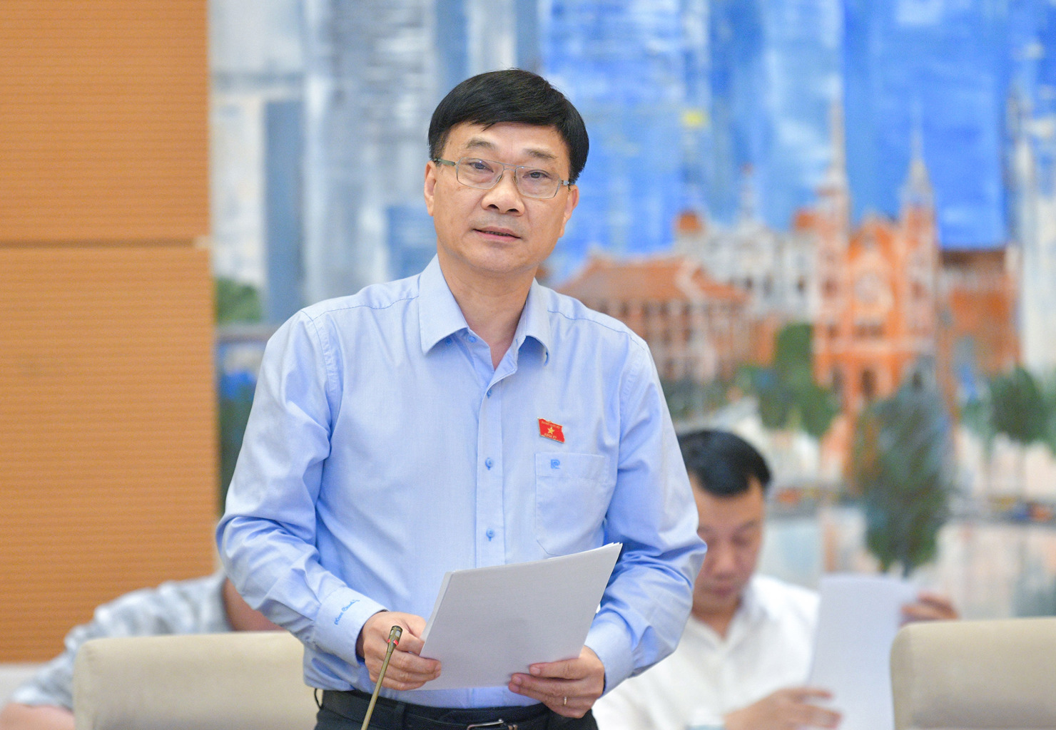 Chủ nhiệm Uỷ ban Kinh tế Vũ Hồng Thanh trình bày báo cáo tiếp thu, giải trình, chỉnh lý dự án Luật tại Phiên họp.