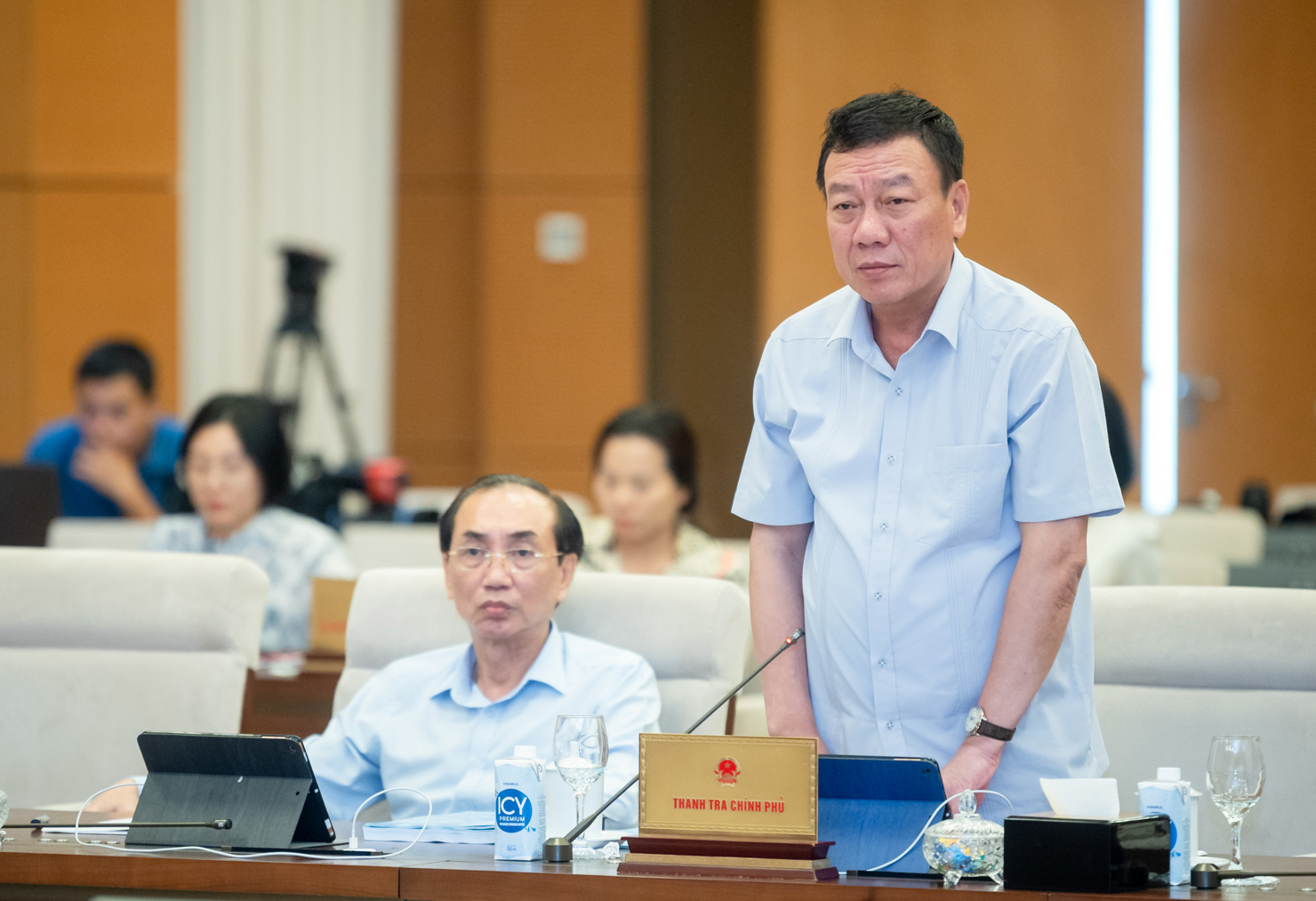 Ông Đoàn Hồng Phong - Tổng Thanh tra Chính phủ trình bày dự thảo Nghị quyết tại Phiên họp.