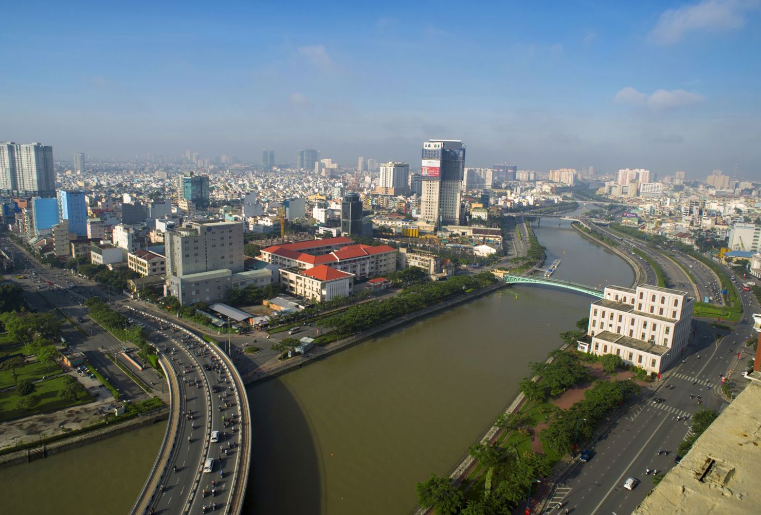 Chuyên gia cho rằng đã có nhiều chính sách, động thái làm “tan băng” thị trường bất động sản - Ảnh: Reatimes