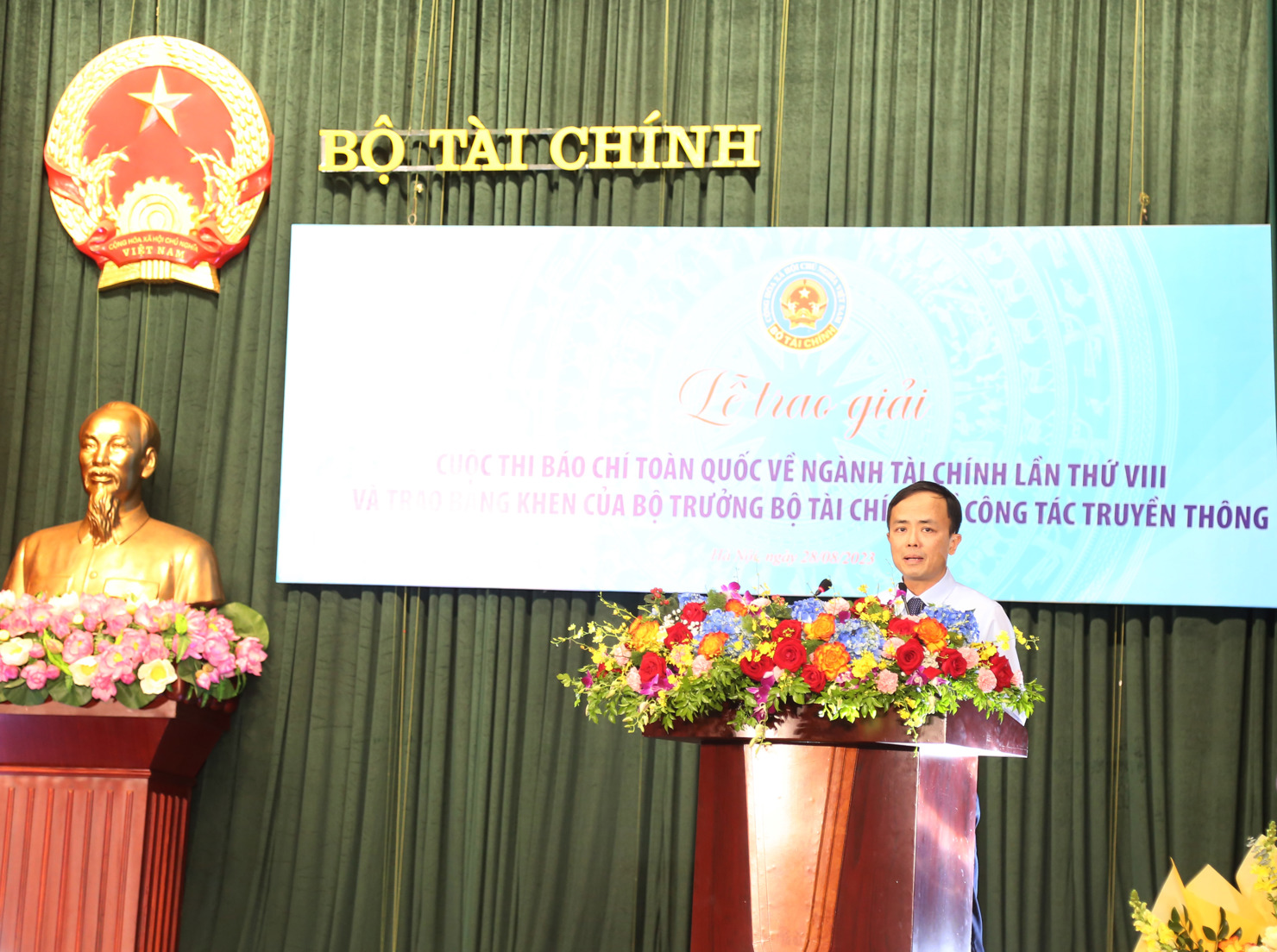 &Ocirc;ng Phạm Thu Phong - Ph&oacute; Trưởng ban Thường trực Ban Tổ chức Giải, Chủ tịch Li&ecirc;n Chi hội Nh&agrave; b&aacute;o ng&agrave;nh T&agrave;i ch&iacute;nh, Tổng Bi&ecirc;n tập Thời b&aacute;o T&agrave;i ch&iacute;nh Việt Nam ph&aacute;t biểu tại buổi lễ.