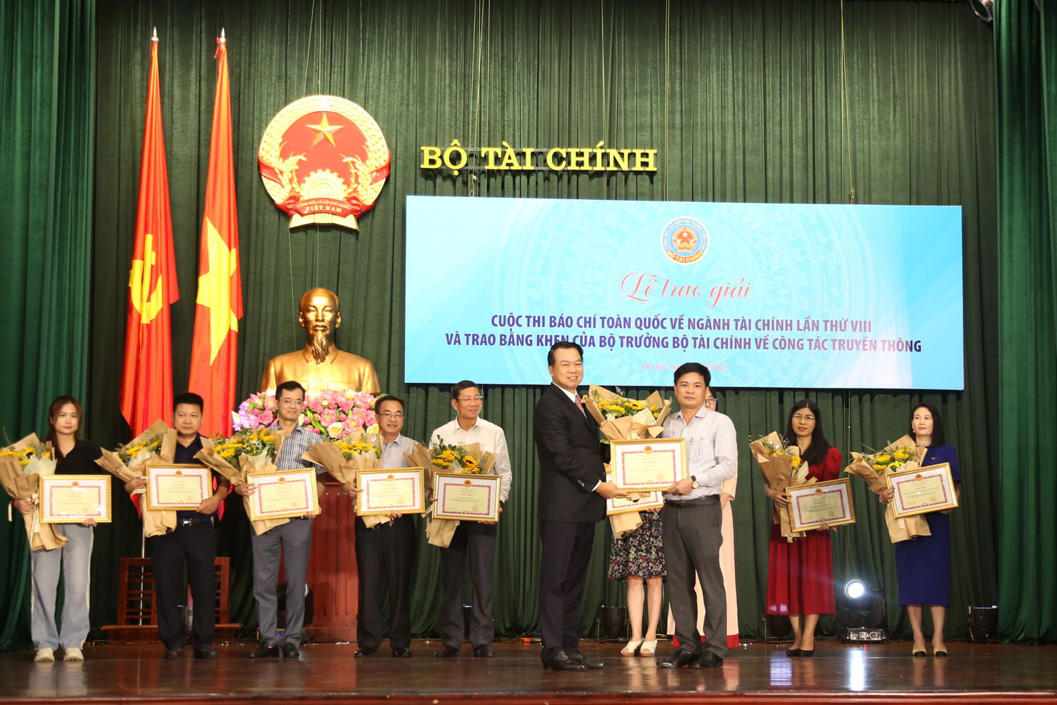 Thứ trưởng Nguyễn Đức Chi trao tặng Bằng khen của Bộ trưởng Bộ T&agrave;i ch&iacute;nh cho đại diện Tạp ch&iacute; T&agrave;i ch&iacute;nh - một trong 11 tập thể được Bộ trưởng ghi nhận những đ&oacute;ng g&oacute;p trong c&ocirc;ng t&aacute;c th&ocirc;ng tin tuy&ecirc;n truyền. Ảnh: Gia H&acirc;n