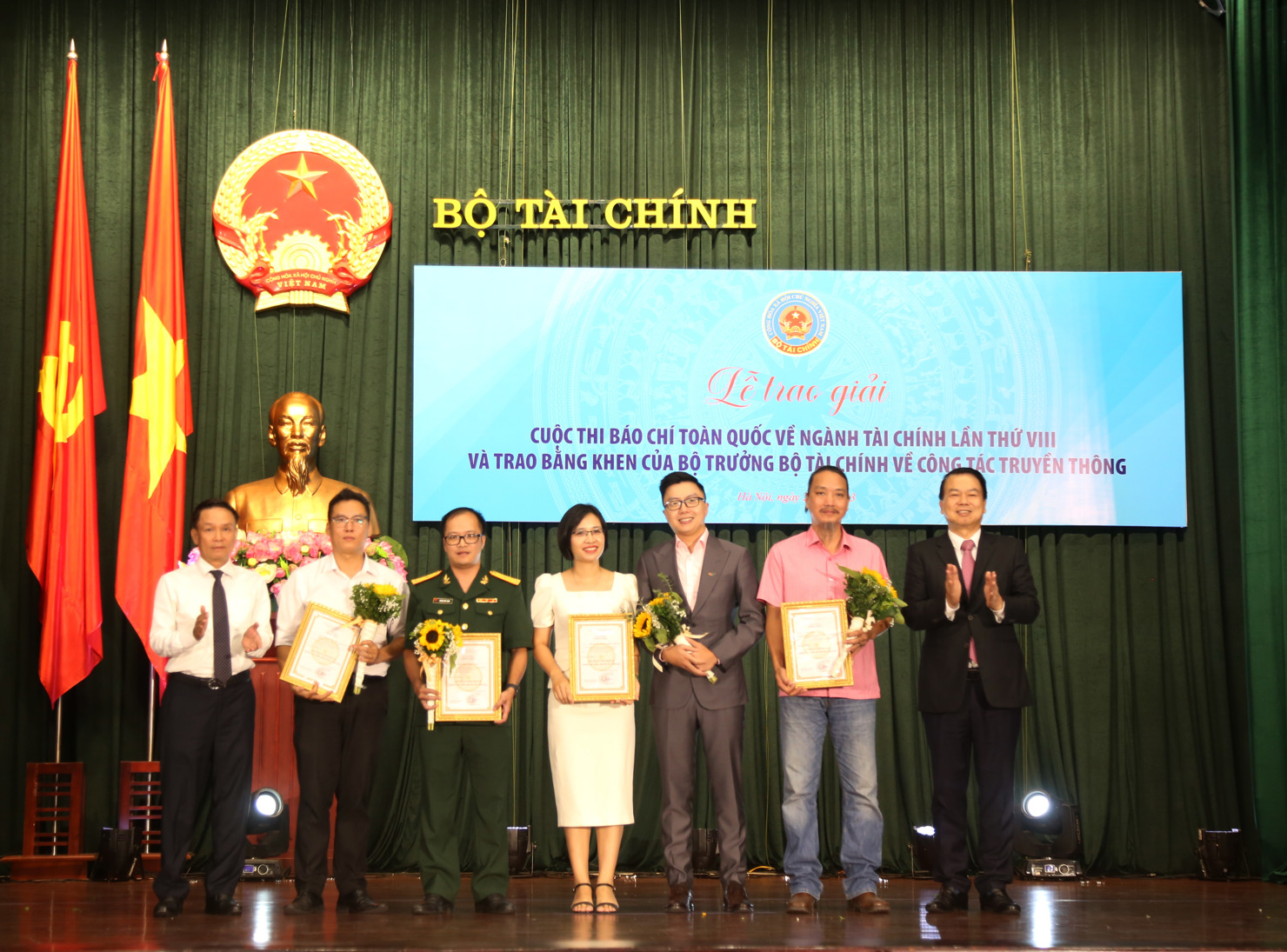Thứ trưởng Nguyễn Đức Chi trao Giải A cho 4 t&aacute;c giả, nh&oacute;m t&aacute;c giả. Ảnh: Gia H&acirc;n