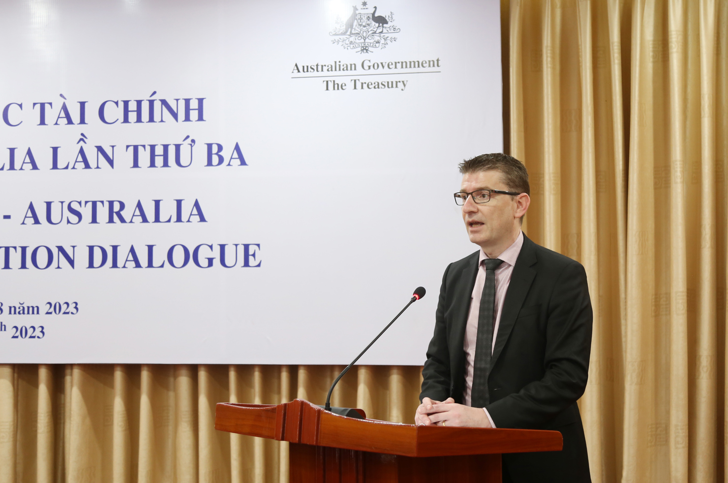 &Ocirc;ng Andrew Geoffrey Deitz &ndash; Vụ trưởng Vụ Kinh tế Quốc tế v&agrave; An ninh khu vực Ấn Độ Dương &ndash; Th&aacute;i B&igrave;nh Dương (Bộ Ng&acirc;n khố Australia) ph&aacute;t biểu tại hội thảo.