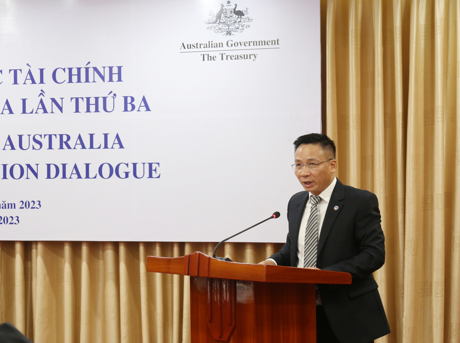 &Ocirc;ng H&agrave; Duy T&ugrave;ng - Vụ trưởng Vụ Hợp t&aacute;c quốc tế ph&aacute;t biểu khai mạc hội thảo.